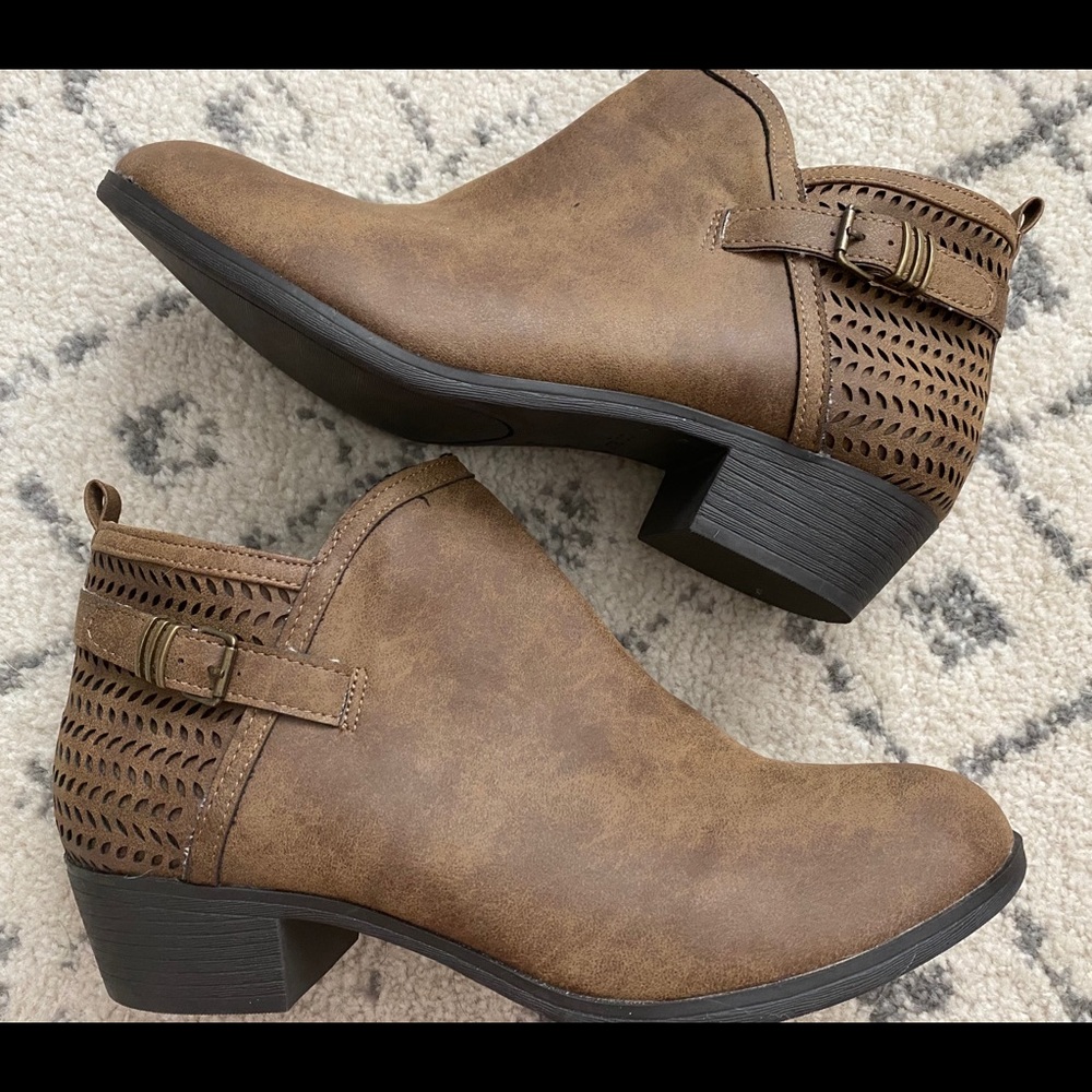 NWOT Me Too Brown Leather booties SZ 11